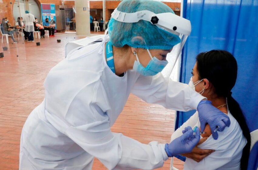  Colombia registra 20.218 casos de covid-19 y aplica 300.000 vacunas en un día
