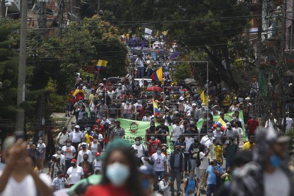  Miles de colombianos vuelven a poner al Gobierno en jaque en las calles
