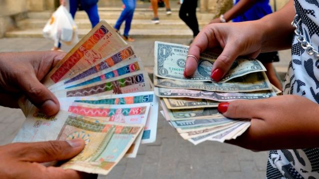  Cuba suspende los depósitos de dólares en efectivo desde el 21 de junio
