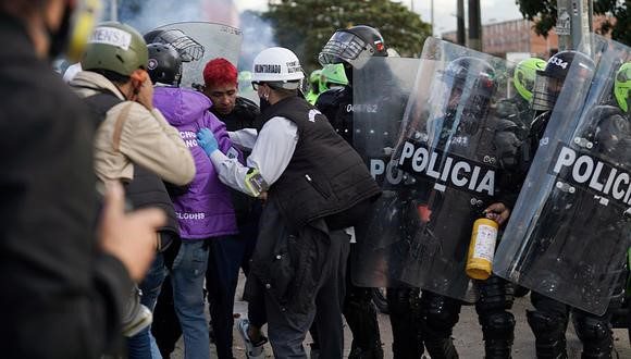  La Policía agrede a dos periodistas y a joven durante protestas en Bogotá