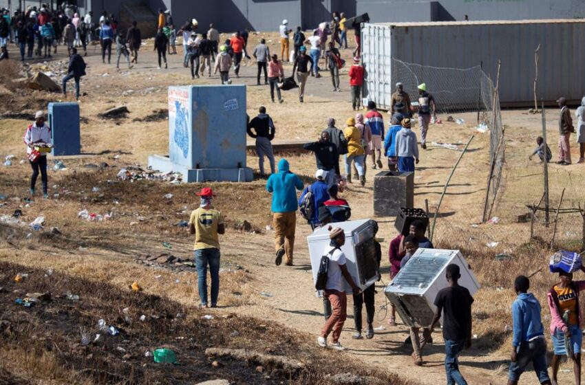 Al menos 6 muertos y 200 detenidos en ola de violentas protestas en Sudáfrica