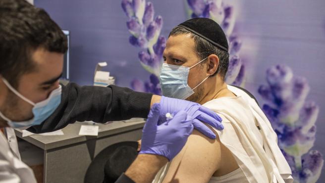  Israel comienza a aplicar la tercera dosis de la vacuna a mayores de 60 años
