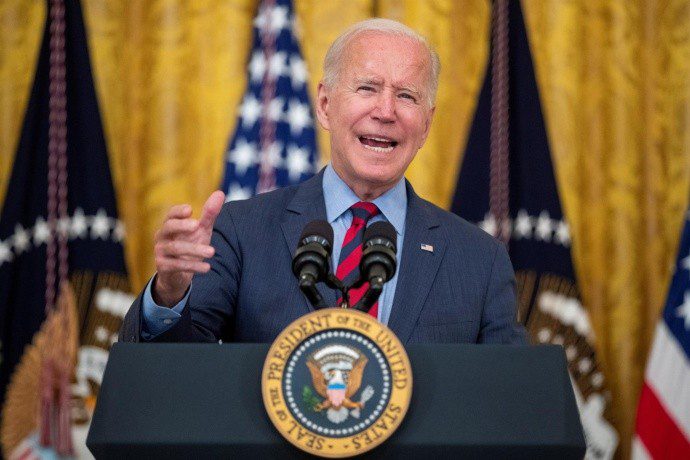  Biden promete dar prioridad a la reforma migratoria en reunión con latinos