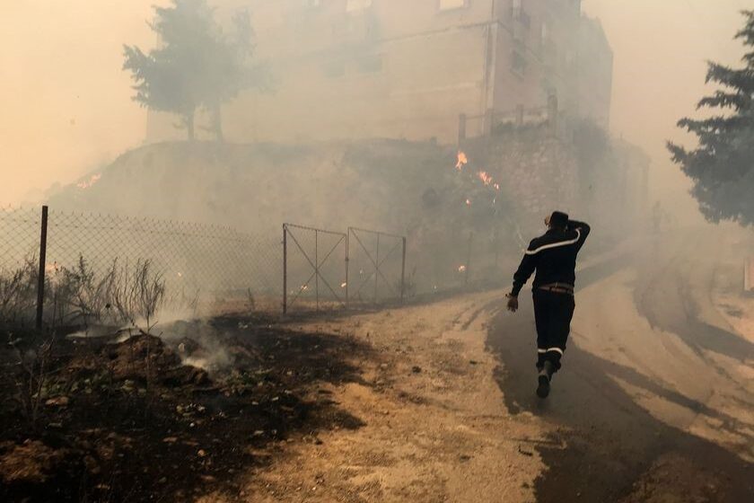  Mueren 25 militares argelinos en los incendios del norte del país