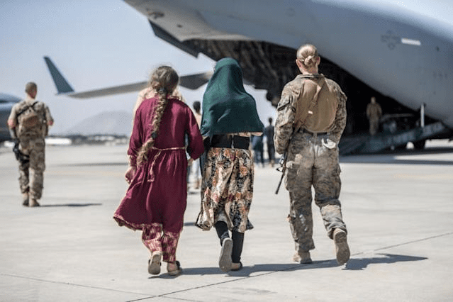  Los talibanes aseguran que permitirán vuelos civiles tras el fin de la evacuación
