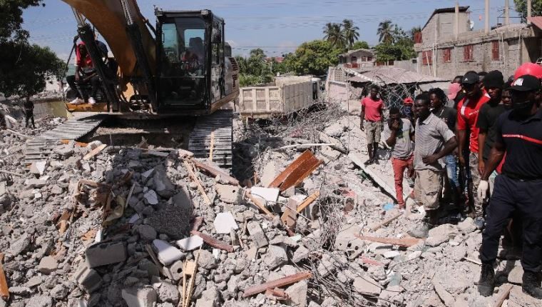  Los daños del sismo en las vías de Haití dificultan la ayuda a zonas remotas