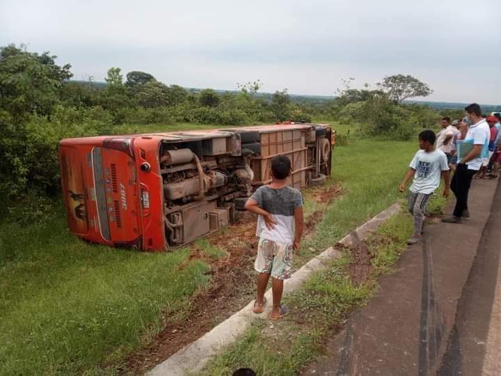  Un Autobús de la Empresa Flota La Macarena sufrió volcamiento en el Pororio