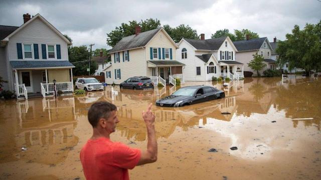  Henri deja a su paso inundaciones, miles de hogares sin luz y vuelos cancelados