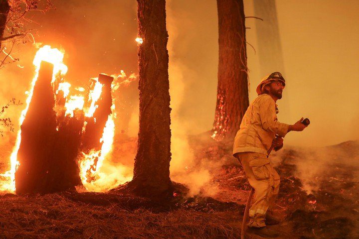  El gigantesco incendio de California ya ha quemado más de 550 viviendas