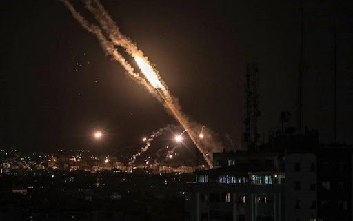  Israel bombardea Gaza tras globos incendiarios en plena tensión fronteriza