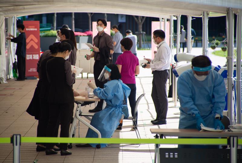  Corea del Sur suma nuevo récord de contagios de covid tras periodo festivo