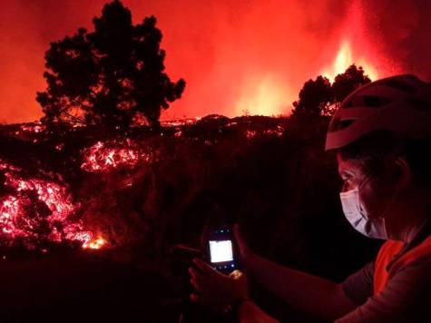  La colada de lava del volcán de la isla española de La Palma avanza a 700 metros por hora