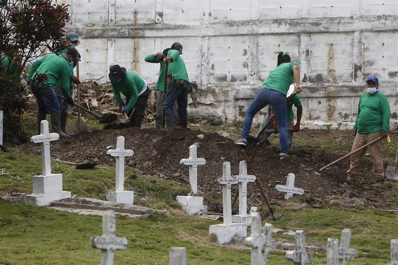  En un cementerio buscan más víctimas de desaparición forzada