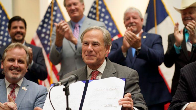  El gobernador de Texas firma una ley que restringe el derecho al voto