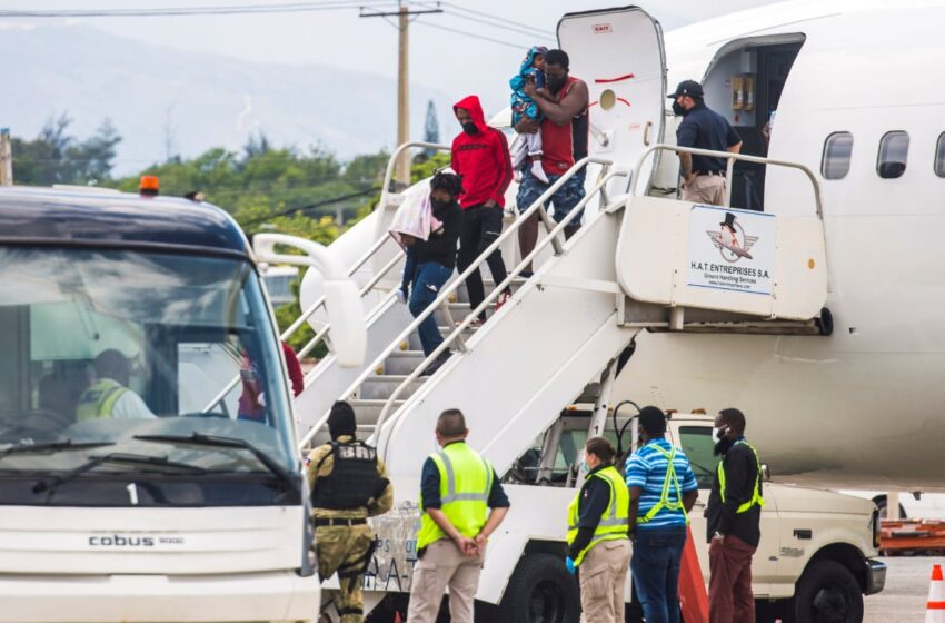  Estados Unidos empieza a deportar a los haitianos retenidos en puente en la frontera