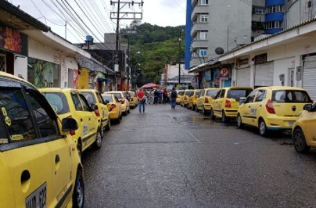 Taxistas protestaron frente a la Alcaldía exigiendo derogación del decreto que bajó el pico y placa a un dígito