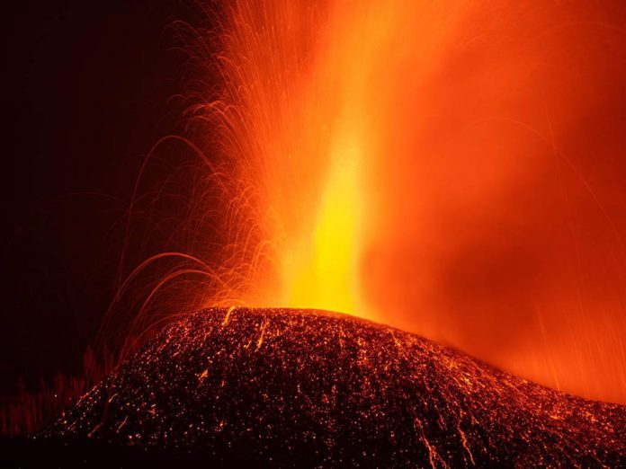  La erupción continúa, con fases más explosivas, tras arrasar 240 hectáreas