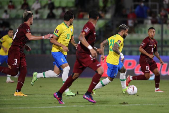  Brasil pasa un susto pero remonta sobre el final y se mantiene 100 %