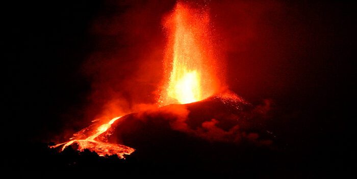  El volcán de La Palma sigue rugiendo mientras sube la sismicidad