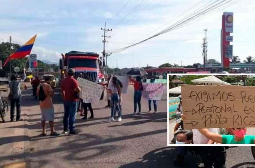  Plantón en Playa Rica en protesta por taponamiento de accesos por obras de dobles calzadas