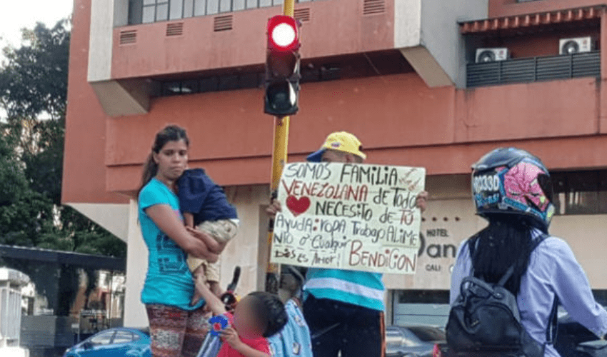 Aumenta mendicidad de extranjeros en semáforos indicó Andrea Lizcano