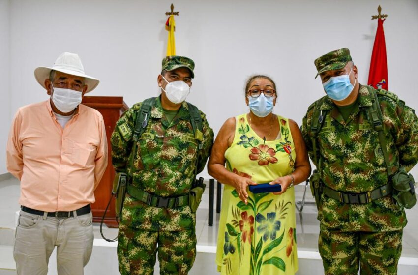  Esta mujer es salva vidas, dice Comandante de la Cuarta División a enfermera que evitó la muerte a 40 militares