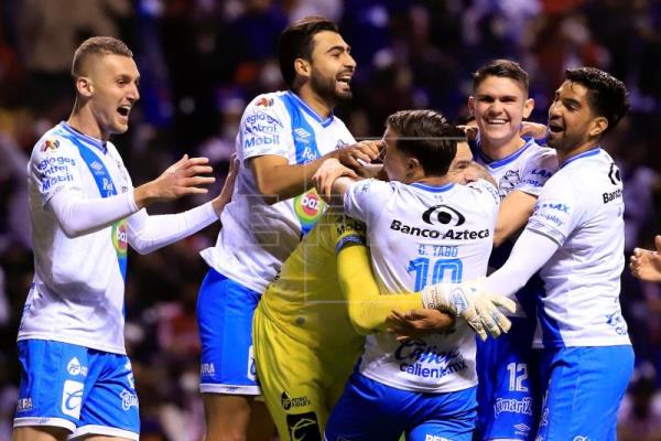 El paraguayo Silva ataja tres penaltis y pone al Puebla en cuartos de final