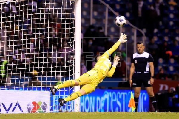  FÚTBOL MÉXICO – El paraguayo Silva ataja tres penaltis y pone al Puebla en cuartos de final