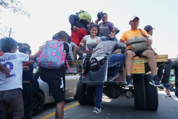 Los migrantes de la caravana avanzan en camiones por el sur de México