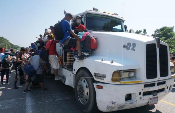 Los migrantes de la caravana avanzan en camiones por el sur de México