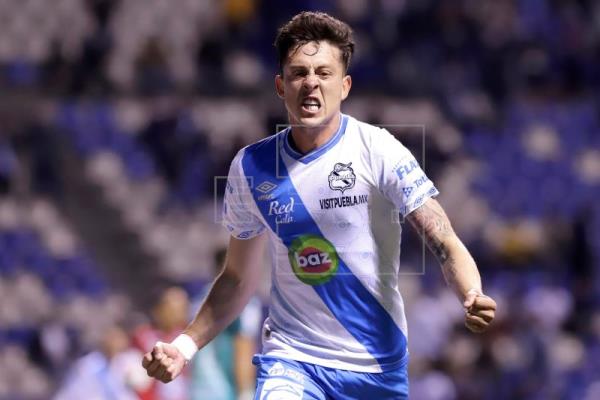 El chileno Parra y el uruguayo Araújo le dan triunfo al Puebla en los cuartos