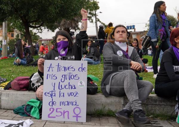 La ola morada rechaza en Colombia la violencia machista y clama por el aborto