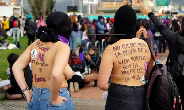 La ola morada rechaza en Colombia la violencia machista y clama por el aborto