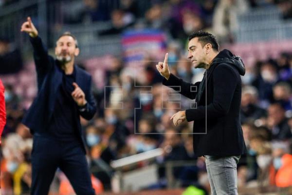  FÚTBOL LALIGA SANTANDER – La era Xavi comienza con victoria polémica