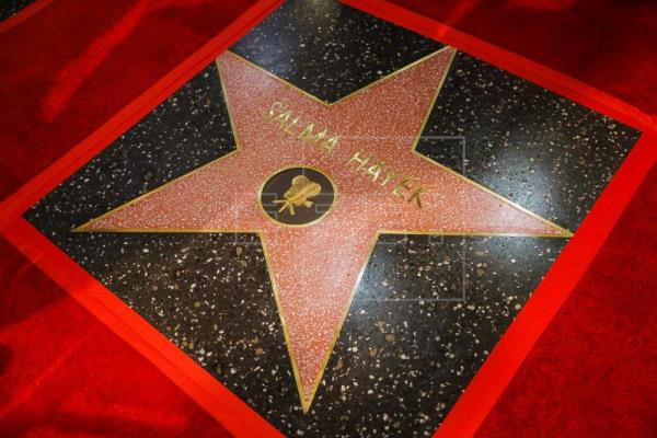 Salma Hayek dedica su estrella en Hollywood a los fans que le dieron "valor"