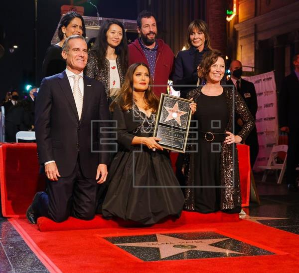 Salma Hayek dedica su estrella en Hollywood a los fans que le dieron "valor"