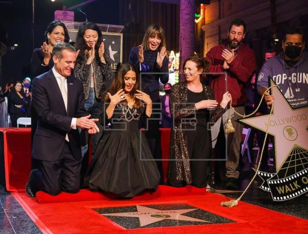 Salma Hayek dedica su estrella en Hollywood a los fans que le dieron "valor"