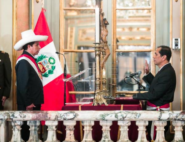 El presidente de Perú toma juramento a nuevos ministros de Defensa y Producción