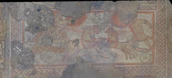 Un raro mosaico romano, descubierto bajo un campo de cultivo en Inglaterra
