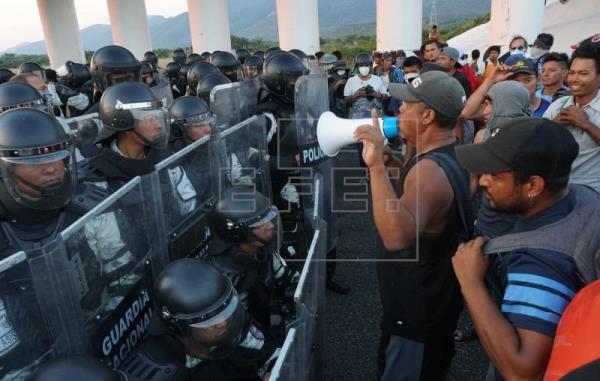 Caravana migrante se enfrenta a la Guardia Nacional y avanza en sur de México