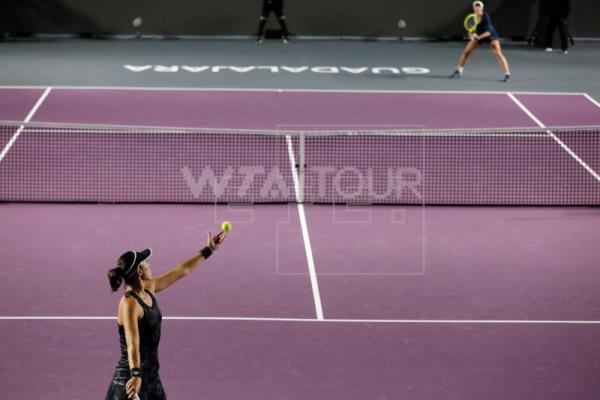 La española Muguruza vence a Krejcikova y se mantiene viva en la WTA Finals