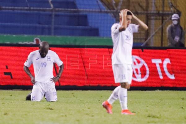 2-3. Panamá remonta en ocho minutos a Honduras y lo condena al último puesto