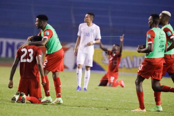 2-3. Panamá remonta en ocho minutos a Honduras y lo condena al último puesto