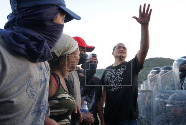 Caravana migrante se enfrenta a la Guardia Nacional y avanza en sur de México