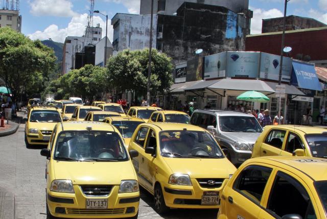  Empresarios de taxi piden al alcalde que incremente en $200 la tarifa