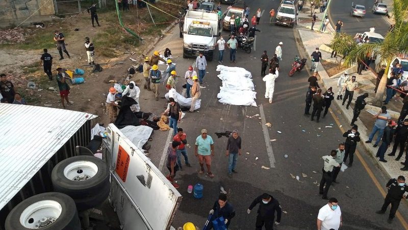  Mueren 55 migrantes al volcar un camión en sureste de México