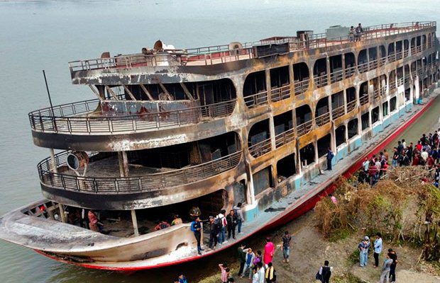 Aumentan a 36 los muertos al incendiarse una barca en el sur de Bangladesh