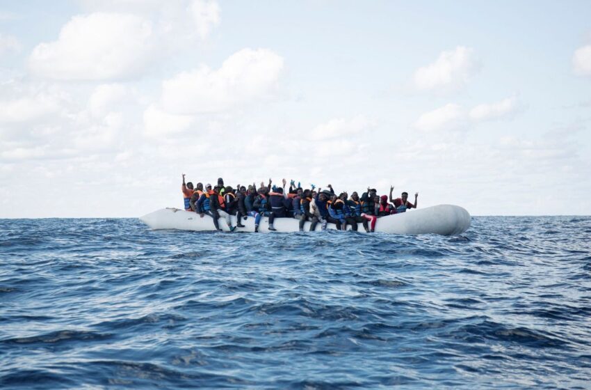  Tres barcos con 399 migrantes esperan un puerto en el Mediterráneo central