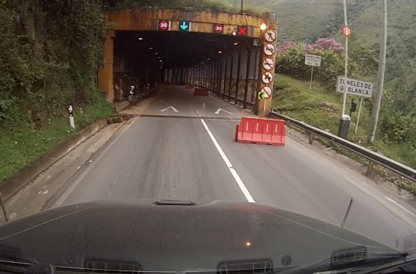  Satisfechos transportadores al retornar por los túneles de Quebrada Blanca, en la vía Villavicencio Bogotá