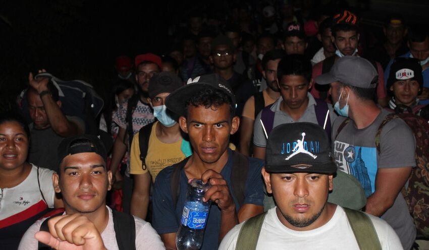  Una nueva caravana de migrantes sale del sureste de México con rumbo a Estados Unidos